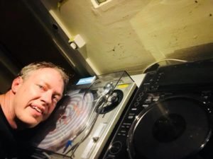 Radio-DJ Leo loves his turntables in the studio